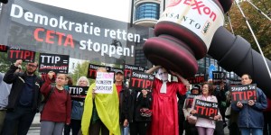Menschen nehmen am 20.09.2014 vor dem Willy-Brandt-Haus in Berlin an einer Protestaktion von Campact zu den Handelsabkommen CETA und TTIP teil. In der Parteizentrale der Sozialdemokraten findet ein Parteikonvent der SPD mit rund 200 Delegierten statt. Foto: Wolfgang Kumm/dpa +++(c) dpa - Bildfunk+++