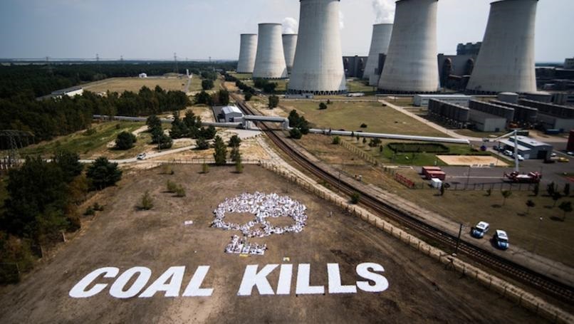 Human Banner against Lignite in front of Jaenschwalde Menschenbanner vor Braunkohlekraftwerk Jaenschwalde