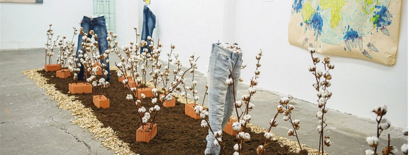 Installation zur Jeans